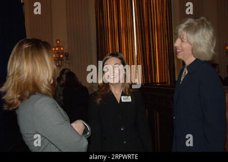 Secretary Gale Norton, ganz rechts, bei der Capitol Hill Ceremony, Washington, D.C., anlässlich der Ankündigung der ersten Runde der Preserve America Grants und der Ausweisung der ersten fünf Preserve America Community-Viertel Stockfoto