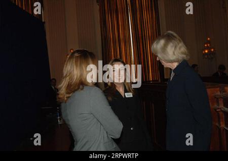 Secretary Gale Norton, ganz rechts, bei der Capitol Hill Ceremony, Washington, D.C., anlässlich der Ankündigung der ersten Runde der Preserve America Grants und der Ausweisung der ersten fünf Preserve America Community-Viertel Stockfoto