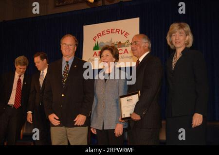 Secretary Gale Norton mit dem Vorsitzenden des Advisory Council on Historic Preservation, John Nau III, und First Lady Laura Bush, von rechts nach links, bei der Capitol Hill Ceremony in Washington, D.C., anlässlich der Ankündigung der ersten Runde von Preserve America Grants und der Ausweisung von First Preserve America QuarQuarQuarQuarQuarhoods Stockfoto