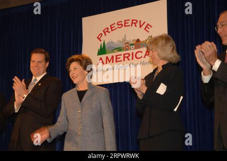 Der Kongressabgeordnete von Ohio, Michael Turner, mit First Lady Laura Bush, Secretary Gale Norton und Chairman des Advisory Council on Historic Preservation, John Nau III, von links nach rechts, bei der Capitol Hill Ceremony in Washington, D.C., anlässlich der Ankündigung der ersten Runde der Preserve America Grants Stockfoto