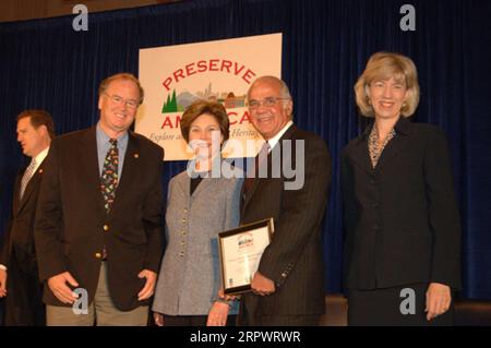 Secretary Gale Norton mit dem Vorsitzenden des Advisory Council on Historic Preservation, John Nau III, und First Lady Laura Bush, von rechts nach links, bei der Capitol Hill Ceremony in Washington, D.C., anlässlich der Ankündigung der ersten Runde von Preserve America Grants und der Ausweisung von First Preserve America QuarQuarQuarQuarQuarhoods Stockfoto