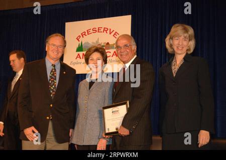 Secretary Gale Norton mit dem Vorsitzenden des Advisory Council on Historic Preservation, John Nau III, und First Lady Laura Bush, von rechts nach links, bei der Capitol Hill Ceremony in Washington, D.C., anlässlich der Ankündigung der ersten Runde von Preserve America Grants und der Ausweisung von First Preserve America QuarQuarQuarQuarQuarhoods Stockfoto