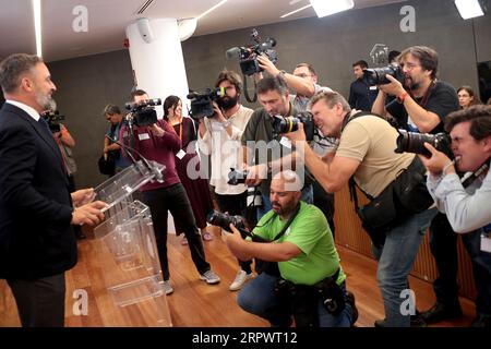 Madrid, Spanien. September 2023. Madrid, Spanien 05.09.2023.- Santiago Abascal Vorsitzender der Vox-Partei im Kongress, Santiago Abascal (Vox) im Kongress im Rahmen der Treffen Aoberto Núñez Feijoo Vorsitzender der Volkspartei, um zu versuchen, die Regierung Spaniens zu bilden. Feijóo setzt seine Runde von Kontakten fort, um eine Regierung zu bilden, die das Mandat von König Felipe VI. Erfüllt, diesmal mit Abascal, dem Führer der Vox-Partei. Kredit: Juan Carlos Rojas/dpa/Alamy Live News Stockfoto