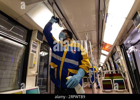 200430 -- PARIS, 30. April 2020 Xinhua -- Mitarbeiter eines privaten Reinigungs- und Desinfektionsunternehmens desinfizieren U-Bahn-Züge in Vincennes bei Paris, Frankreich, 30. April 2020. Zwei Wochen vor der Umsetzung des Ausstiegsplans stieg die Zahl der Coronavirus-Todesopfer in Frankreich auf 24.087, während die Zahl der Krankenhausaufenthalte und Intensivpatienten am Mittwoch weiter zurückging. Foto von Aurelien Morissard/Xinhua FRANCE-PARIS-COVID-19-DESINFEKTIONS-PUBLICATIONxNOTxINxCHN Stockfoto