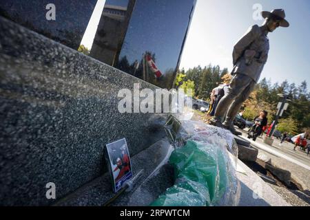 200430 -- SURREY CANADA, 30. April 2020 Xinhua -- Blumen und ein Foto eines gefallenen Polizisten sind vor dem Denkmal für gefallene Friedensoffiziere im Royal Canadian Mounted Police RCMP Headquarters in Surrey, Kanada, am 30. April 2020 zu sehen. Am Donnerstag fand in Surrey (Kanada) eine Gedenkwagenfahrt der Ersthelfer statt, um die Opfer der tödlichen Massenverschießung in Nova Scotia zu ehren. Foto von Liang Sen/Xinhua CANADA -SURREY-MEMORIAL MOTORCADE-NOVA SCOTIA SHOOTING PUBLICATIONxNOTxINxCHN Stockfoto