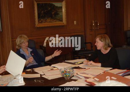 Minister Gale Norton bei einem Treffen mit hochrangigen Beamten des Innenministeriums, Hauptquartier des Innern, Washington, D.C. Stockfoto