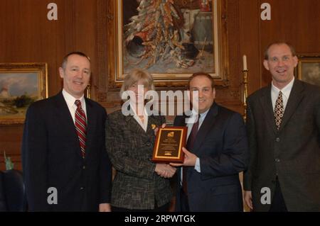 Secretary Gale Norton erhält eine Auszeichnung von Vertretern von Snowshoe Mountain, Inc., dem mit dem Intrawest verbundenen Resort in Snowshoe, West Virginia, in Anerkennung der Partnerschaft zwischen dem Unternehmen und dem Innenministerium zum Schutz von Lebensräumen Stockfoto