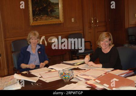 Minister Gale Norton bei einem Treffen mit hochrangigen Beamten des Innenministeriums, Hauptquartier des Innern, Washington, D.C. Stockfoto