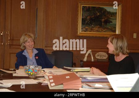 Minister Gale Norton bei einem Treffen mit hochrangigen Beamten des Innenministeriums, Hauptquartier des Innern, Washington, D.C. Stockfoto