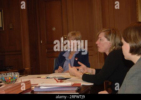 Minister Gale Norton bei einem Treffen mit hochrangigen Beamten des Innenministeriums, Hauptquartier des Innern, Washington, D.C. Stockfoto