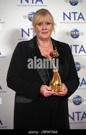 Sarah Lancashire, Gewinnerin des Special Recognition Award und des Drama Performance Award für ihre Arbeit im Happy Valley bei den National Television Awards in der O2 Arena, London. Bilddatum: Dienstag, 5. September 2023. Stockfoto