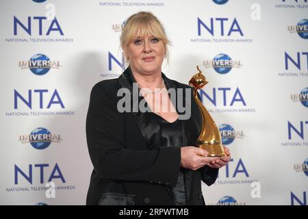 Sarah Lancashire, Gewinnerin des Special Recognition Award und des Drama Performance Award für ihre Arbeit im Happy Valley bei den National Television Awards in der O2 Arena, London. Bilddatum: Dienstag, 5. September 2023. Stockfoto