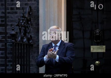 200501 -- LONDON, 1. Mai 2020 Xinhua -- der britische Premierminister Boris Johnson nimmt am wöchentlichen Clap für unsere Betreuer vor der 10 Downing Street in London, Großbritannien, am 30. April 2020 Teil. Foto von Tim Ireland/Xinhua BRITAIN-LONDON-COVID-19-CLAP FÜR UNSERE PFLEGEKRÄFTE-PM PUBLICATIONxNOTxINxCHN Stockfoto