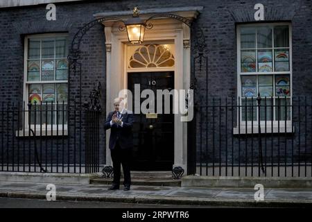 200501 -- LONDON, 1. Mai 2020 Xinhua -- der britische Premierminister Boris Johnson nimmt am wöchentlichen Clap für unsere Betreuer vor der 10 Downing Street in London, Großbritannien, am 30. April 2020 Teil. Foto von Tim Ireland/Xinhua BRITAIN-LONDON-COVID-19-CLAP FÜR UNSERE PFLEGEKRÄFTE-PM PUBLICATIONxNOTxINxCHN Stockfoto