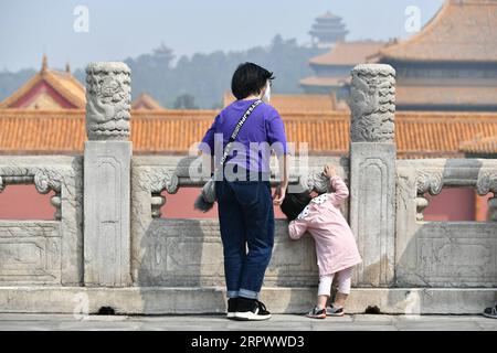 200501 -- PEKING, 1. Mai 2020 -- Besucher besichtigen das Palastmuseum in Peking, Hauptstadt von China, 1. Mai 2020. Das Chinesische Palastmuseum, auch Verbotene Stadt genannt, wurde am Freitag, dem ersten Tag eines fünftägigen Feiertags, teilweise wieder eröffnet. Besucher müssen online reservieren, und die tägliche Besucherzahl ist auf 5.000 begrenzt. Das Palastmuseum nahm ab Januar 25 keine Besucher mehr auf, um die Verbreitung der neuartigen Coronavirus-Krankheit COVID-19 einzudämmen. CHINA-BEIJING-PALACE MUSEUM-WIEDERERÖFFNUNG CN LIXXIN PUBLICATIONXNOTXINXCHN Stockfoto