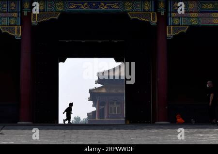 200501 -- PEKING, 1. Mai 2020 -- Besucher besichtigen das Palastmuseum in Peking, Hauptstadt von China, 1. Mai 2020. Das Chinesische Palastmuseum, auch Verbotene Stadt genannt, wurde am Freitag, dem ersten Tag eines fünftägigen Feiertags, teilweise wieder eröffnet. Besucher müssen online reservieren, und die tägliche Besucherzahl ist auf 5.000 begrenzt. Das Palastmuseum nahm ab Januar 25 keine Besucher mehr auf, um die Verbreitung der neuartigen Coronavirus-Krankheit COVID-19 einzudämmen. CHINA-BEIJING-PALACE MUSEUM-WIEDERERÖFFNUNG CN JINXLIANGKUAI PUBLICATIONXNOTXINXCHN Stockfoto