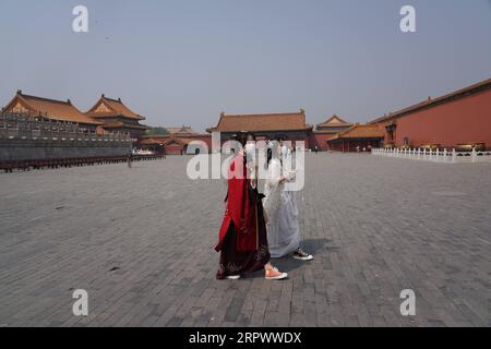 200501 -- PEKING, 1. Mai 2020 -- Besucher besichtigen das Palastmuseum in Peking, Hauptstadt von China, 1. Mai 2020. Das Chinesische Palastmuseum, auch Verbotene Stadt genannt, wurde am Freitag, dem ersten Tag eines fünftägigen Feiertags, teilweise wieder eröffnet. Besucher müssen online reservieren, und die tägliche Besucherzahl ist auf 5.000 begrenzt. Das Palastmuseum nahm ab Januar 25 keine Besucher mehr auf, um die Verbreitung der neuartigen Coronavirus-Krankheit COVID-19 einzudämmen. CHINA-BEIJING-PALACE MUSEUM-WIEDERERÖFFNUNG CN JUXHUANZONG PUBLICATIONXNOTXINXCHN Stockfoto