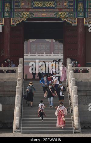 200501 -- PEKING, 1. Mai 2020 -- Besucher besichtigen das Palastmuseum in Peking, Hauptstadt von China, 1. Mai 2020. Das Chinesische Palastmuseum, auch Verbotene Stadt genannt, wurde am Freitag, dem ersten Tag eines fünftägigen Feiertags, teilweise wieder eröffnet. Besucher müssen online reservieren, und die tägliche Besucherzahl ist auf 5.000 begrenzt. Das Palastmuseum nahm ab Januar 25 keine Besucher mehr auf, um die Verbreitung der neuartigen Coronavirus-Krankheit COVID-19 einzudämmen. CHINA-BEIJING-PALACE MUSEUM-WIEDERERÖFFNUNG CN JUXHUANZONG PUBLICATIONXNOTXINXCHN Stockfoto