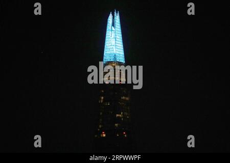 200501 -- LONDON, 1. Mai 2020 Xinhua -- die Spitze der Shard ist blau beleuchtet, um den wöchentlichen Clap für unsere Pflegekräfte in London, Großbritannien, 30. April 2020 zu markieren. Foto von Tim Ireland/Xinhua BRITAIN-LONDON-COVID-19-LIGHTS PUBLICATIONxNOTxINxCHN Stockfoto