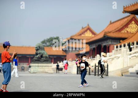 200501 -- PEKING, 1. Mai 2020 -- Besucher besichtigen das Palastmuseum in Peking, Hauptstadt von China, 1. Mai 2020. Das Chinesische Palastmuseum, auch Verbotene Stadt genannt, wurde am Freitag, dem ersten Tag eines fünftägigen Feiertags, teilweise wieder eröffnet. Besucher müssen online reservieren, und die tägliche Besucherzahl ist auf 5.000 begrenzt. Das Palastmuseum nahm ab Januar 25 keine Besucher mehr auf, um die Verbreitung der neuartigen Coronavirus-Krankheit COVID-19 einzudämmen. CHINA-BEIJING-PALACE MUSEUM-WIEDERERÖFFNUNG CN JINXLIANGKUAI PUBLICATIONXNOTXINXCHN Stockfoto