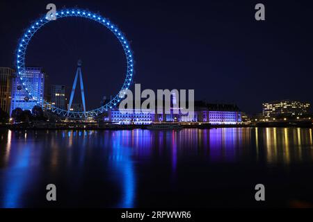 200501 -- LONDON, 1. Mai 2020 Xinhua -- das London Eye ist blau beleuchtet, um den wöchentlichen Clap für unsere Pflegekräfte in London, Großbritannien, 30. April 2020 zu markieren. Foto von Tim Ireland/Xinhua BRITAIN-LONDON-COVID-19-LIGHTS PUBLICATIONxNOTxINxCHN Stockfoto