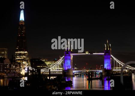 200501 -- LONDON, 1. Mai 2020 Xinhua -- die Spitze der Shard und der Tower Bridge sind blau beleuchtet, um den wöchentlichen Clap für unsere Betreuer in London, Großbritannien, 30. April 2020 zu markieren. Foto von Tim Ireland/Xinhua BRITAIN-LONDON-COVID-19-LIGHTS PUBLICATIONxNOTxINxCHN Stockfoto