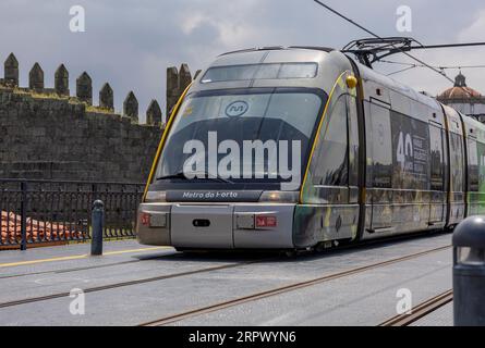 Porto, Portugal - 31.05.2023: U-Bahn von Porto auf dem Oberdeck der D Luiz i Brücke in der Stadt Porto in Portugal Stockfoto