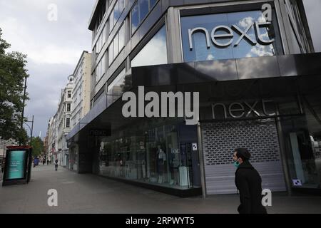 200502 -- LONDON, 2. Mai 2020 Xinhua -- Foto aufgenommen am 1. Mai 2020 zeigt einen Mann, der am Closed Next Store in der Oxford Street in London vorbeiläuft. Am Mittwoch meldete der britische Modehändler Next einen Umsatzeinbruch im ersten Quartal des ersten Geschäftsquartals, das im April 25 endete, als das Unternehmen seine Lager- und Vertriebsnetze aufgrund des neuartigen Coronavirus-Ausbruchs vorübergehend schloss. Foto von Tim Ireland/Xinhua BRITAIN-COVID-19-ECONOMY PUBLICATIONxNOTxINxCHN Stockfoto