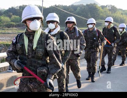 200502 -- GOSEONG, 2. Mai 2020 Xinhua -- Soldaten, die in der Nähe stationiert sind, werden mobilisiert, um gegen das Feuer in Goseong, Südkorea, zu kämpfen, 2. Mai 2020. Am späten Freitag brach in Goseong, Provinz Gangwon, ein Brand aus, der Hunderte von Menschen zur Evakuierung zwang. Das Feuer wurde größtenteils bis Samstagmittag gelöscht, es wurden keine Todesfälle gemeldet. Foto von Lee Sang-ho/Xinhua SÜDKOREA-GANGWON-FIRE PUBLICATIONxNOTxINxCHN Stockfoto