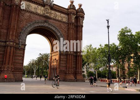 200502 -- BARCELONA, 2. Mai 2020 Xinhua -- Menschen machen Übungen am Arc de Triomf in Barcelona, Spanien, 2. Mai 2020. Die spanische Regierung hat im Einklang mit den Vorschriften über die soziale Distanzierung Zeitnischen für Outdoor-Aktivitäten festgelegt, um eine weitere Ansteckung durch COVID-19 zu verhindern. Foto von Joan Gosa/Xinhua SPAIN-BARCELONA-COVID-19-OUTDOOR-AKTIVITÄTEN PUBLICATIONxNOTxINxCHN Stockfoto