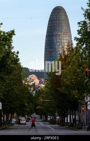 200502 -- BARCELONA, 2. Mai 2020 Xinhua -- Ein Mann läuft über eine Straße des Stadtviertels Poblenou in Barcelona, Spanien, 2. Mai 2020. Die spanische Regierung hat im Einklang mit den Vorschriften über die soziale Distanzierung Zeitnischen für Outdoor-Aktivitäten festgelegt, um eine weitere Ansteckung durch COVID-19 zu verhindern. Foto von Joan Gosa/Xinhua SPAIN-BARCELONA-COVID-19-OUTDOOR-AKTIVITÄTEN PUBLICATIONxNOTxINxCHN Stockfoto