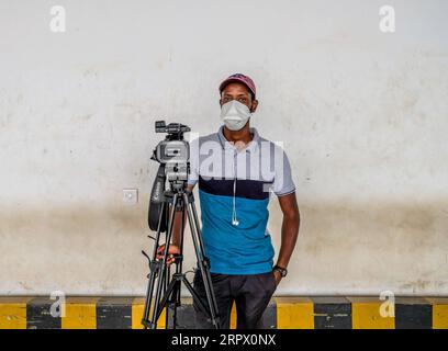 200502 -- PEKING, 2. Mai 2020 Xinhua -- Reporter Abdoulaye Dabo arbeitet an einem Flughafen in Dakar, Senegal, 20. April 2020. Viele Menschen halten an ihren Ämtern fest, während die Welt gegen die COVID-19-Epidemie kämpft. Foto von Eddy Peters/Xinhua INTERNATIONAL LABOUR DAY-WORKERS PUBLICATIONxNOTxINxCHN Stockfoto