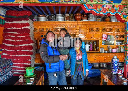 200502 -- MOUNT QOMOLANGMA BASE CAMP, 2. Mai 2020 Xinhua -- Herdsman Zhaxis Familienmitglieder posieren für ein Gruppenfoto zu Hause im Dorf Zangpu in der Township Zhaxizom, Tingri County, im Südwesten Chinas autonome Region Tibet, 23. April 2020. Zhaxi und seine Familie leben im Plateaudorf Zangpu, dem nächstgelegenen Verwaltungsdorf zum höchsten Gipfel des Mount Qomolangma der Welt. Im Jahr 2008 verliebte sich der damals 26-jährige Zhaxi in Deden, ein sechs Jahre jüngeres Mädchen. Zhaxi entschied sich, Deden zu heiraten, während er neben seiner ursprünglichen großen Familie lebte, die ein Familiengut von mehr als besaß Stockfoto