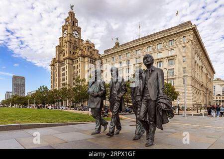 Bronzestatue der Beatles am Pier Head am Fluss Mersey, die von Andrew Edwards modelliert und im Dezember 2015 errichtet wurde Stockfoto