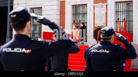 200503 -- MADRID, 3. Mai 2020 Xinhua -- Isabel Diaz Ayuso C, die Präsidentin der Region Madrid, und Mitglieder der Polizei halten am 2. Mai 2020 auf dem Platz Puerta del Sol in Madrid, Spanien, eine Schweigeminute für COVID-19-Opfer ein. Regierung/Handout der Region Madrid über Xinhua SPAIN-MADRID-COVID-19-VICTIMS-MOMENT DES SCHWEIGENS PUBLICATIONxNOTxINxCHN Stockfoto