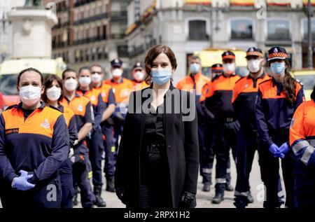 200503 -- MADRID, 3. Mai 2020 -- Isabel Diaz Ayuso C, die Präsidentin der Region Madrid, und Beamte des öffentlichen Gesundheitswesens halten am 2. Mai 2020 auf dem Platz Puerta del Sol in Madrid, Spanien, ein Schweigen für COVID-19-Opfer ein. Madrider Region Regierung/Handout über Xinhua SPANIEN-MADRID-COVID-19-OPFERMAPPE MengxDingbo PUBLICATIONxNOTxINxCHN Stockfoto