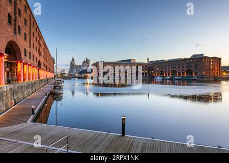 Sonnenaufgang am Albert Dock, Liverpool, England Stockfoto