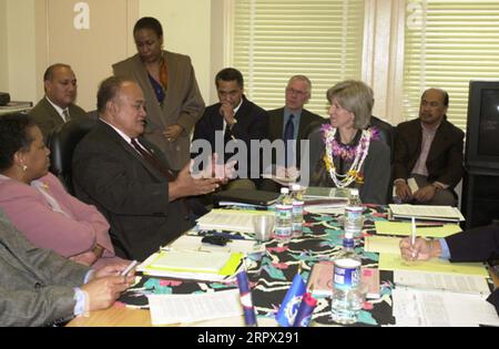 Minister Gale Norton bei einem Treffen mit dem Gouverneur von Amerikanisch-Samoa, Tauese Pita Fiti Sunia, links von Norton, und anderen samoanischen Beamten in Washington, D.C. wurde Photograph ausgewählt, um zur Vorbereitung des Videos des Innenministeriums über die Amtszeit von Norton verwendet zu werden Stockfoto