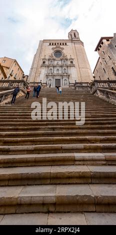 Girona, Spanien - 12. Februar 2022: Die Kathedrale von Girona, auch bekannt als die Kathedrale der Heiligen Maria von Girona, ist eine römisch-katholische Kirche in Girona Stockfoto