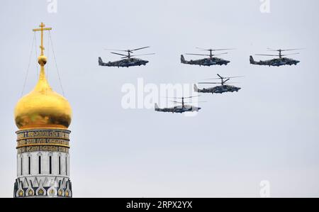 200504 -- MOSKAU, 4. Mai 2020 Xinhua -- Russische Ka-52 Alligatorhubschrauber fliegen in Formation während einer Luftparadeprobe am Siegtag über Moskau, Russland, am 4. Mai 2020. Insgesamt nahmen 75 Flugzeuge und Hubschrauber an der Luftparadeprobe am Victory Day Teil, darunter MiG-31K-Kämpfer, die hypersonische Kinzhal-Raketen tragen können, Su-57-Kämpfer der fünften Generation, A-50-Langstrecken-Aufklärungsflugzeuge, Il-76-Transportflugzeuge, Tu-95MS und Tu-160-strategische Bomber sowie Mi-8- und Mi-28N-Hubschrauber. Sputnik über Xinhua RUSSLAND-MOSKAU-SIEG-TAG-LUFT-PARADE PROBE PUBLICATIO Stockfoto