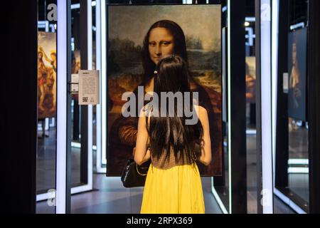 200505 -- CHANGSHA, 5. Mai 2020 -- Ein Besucher sieht eine Nachbildung der Mona Lisa, die von Leonardo da Vinci während einer Kunstausstellung mit dem Titel Tribute to da Vinci im Changsha IFS in Changsha, Provinz Hunan, im Zentrum Chinas, am 4. Mai 2020 geschaffen wurde. CHINA-HUNAN-CHANGSHA-DA VINCI-ART AUSSTELLUNG CN CHENXSIHAN PUBLICATIONXNOTXINXCHN Stockfoto