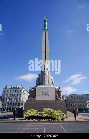 200505 -- RIGA, 5. Mai 2020 -- Ein Blumenbeet in Form einer lettischen Karte wird vor dem Freiheitsdenkmal in Riga, Lettland, am 4. Mai 2020 errichtet, da das Land den 30. Jahrestag seiner Unabhängigkeitserklärung begeht. Der 4. Mai wird von den Letten anlässlich des Tages gefeiert, an dem das Land 1990 die Unabhängigkeit von der ehemaligen Sowjetunion erklärte. Aufgrund der COVID-19-Pandemie fanden in diesem Jahr landesweite Feiern meist zu Hause statt, da alle jährlichen Veranstaltungen abgesagt wurden. Foto von /Xinhua LETTLAND-RIGA-COVID-19-UNABHÄNGIGKEITSERKLÄRUNG-JAHRESTAG JanisxLaizans PUBLICATIONxNOTxINxCHN Stockfoto