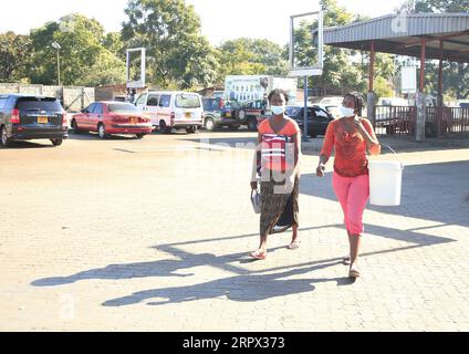 200505 -- HARARE, 5. Mai 2020 Xinhua -- zwei Fußgänger mit Gesichtsmasken gehen auf einer Straße in Harare, Simbabwe, 4. Mai 2020. Der simbabwische Präsident Emmerson Mnangagwa verlängerte am 1. Mai eine Sperrung, um die Ausbreitung von COVID-19 bis zum 17. Mai um zwei weitere Wochen einzudämmen. Die Polizei in Simbabwe wird ab Montag jeden verhaften, der seine Häuser verlässt, ohne Gesichtsmasken zu tragen. Foto von Shaun Jusa/Xinhua ZIMBABWE-HARARE-LOCKDOWN-EXTENSION PUBLICATIONxNOTxINxCHN Stockfoto