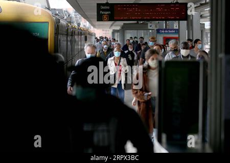 200505 -- LISSABON, 5. Mai 2020 Xinhua -- Passagiere mit Gesichtsmasken werden am 4. Mai 2020 in einem Bahnhof in Lissabon, Portugal, gesehen. Portugal begann seine Wirtschaft und Gesellschaft am Montag wieder zu beleben, nachdem es fast 50 Tage lang aufgrund der COVID-19-Pandemie unter dem Ausnahmezustand gesperrt war. Während der ersten Phase der dreistufigen Dekonfinement von Montag bis 18. Mai dürfen Handelszentren mit bis zu 200 Quadratmetern und Straßenläden mit strengen Hygienemaßnahmen wieder eröffnet werden. Foto von Pedro Fiuza/Xinhua PORTUGAL-LISSABON-COVID-19-REOPENING-PHASE ONE PUBLICATIONxNOTxINxCHN Stockfoto