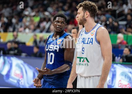 Manila, Philippinen. September 2023. Anthony Edwards (L) aus den Vereinigten Staaten und Nicolo Melli (R) Italien, die während der zweiten Runde der FIBA Basketball World Cup 2023 zwischen den Vereinigten Staaten und Italien in der Mall of Asia Arena-Manila zu sehen waren. Endstand: USA 109:63 Italien. (Foto: Nicholas Muller/SOPA Images/SIPA USA) Credit: SIPA USA/Alamy Live News Stockfoto