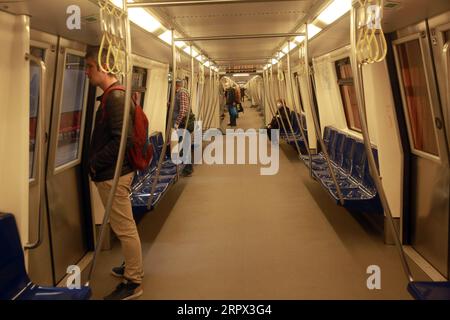 200505 -- BUKAREST, 5. Mai 2020 Xinhua -- Ein U-Bahn-Zug ist während des Ausnahmezustands fast leer, um die weitere Ausbreitung von COVID-19 in Bukarest, Rumänien, am 5. Mai 2020 einzudämmen. Rumänien trat am 16. März in einen einmonatigen Ausnahmezustand ein, der anschließend um einen weiteren Monat bis zum 14. Mai verlängert wurde. Foto von Gabriel Petrescu/Xinhua ROMANIA-BUKAREST-METRO-COVID-19 PUBLICATIONxNOTxINxCHN Stockfoto