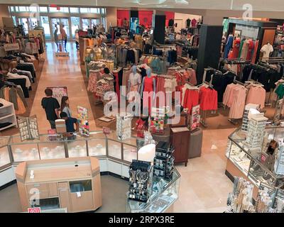 200506 -- HOUSTON, 6. Mai 2020 Xinhua -- Kunden kaufen in einem Einkaufszentrum in Frisco ein, am Stadtrand von Dallas, Texas, USA, 5. Mai 2020. Nach mehrwöchiger Schließung aufgrund des Ausbruchs der COVID-19-Pandemie wurde das Einkaufszentrum am Dienstag mit verkürzten Geschäftszeiten wieder eröffnet. Foto: Dan Tian/Xinhua U.S.-TEXAS-SHOPPING MALL-REOPENING PUBLICATIONxNOTxINxCHN Stockfoto
