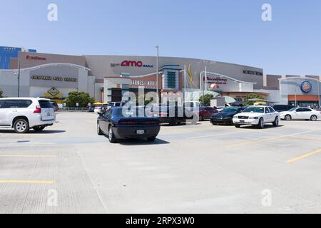 200506 -- HOUSTON, 6. Mai 2020 Xinhua -- Autos stehen vor einem Einkaufszentrum in Frisco, am Rande von Dallas, Texas, USA, 5. Mai 2020. Nach mehrwöchiger Schließung aufgrund des Ausbruchs der COVID-19-Pandemie wurde das Einkaufszentrum am Dienstag mit verkürzten Geschäftszeiten wieder eröffnet. Foto: Dan Tian/Xinhua U.S.-TEXAS-SHOPPING MALL-REOPENING PUBLICATIONxNOTxINxCHN Stockfoto