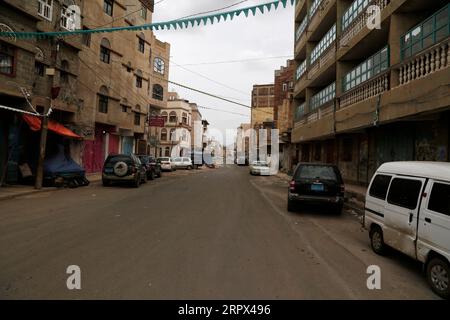 200506 -- SANAA, 6. Mai 2020 Xinhua -- Foto aufgenommen am 6. Mai 2020 zeigt eine leere Straße in Sanaa, Jemen. Die jemenitischen regierungsnahen Gesundheitsbehörden bestätigten am Mittwoch vier neue COVID-19-Fälle, wodurch die Gesamtzahl der registrierten Fälle in dem vom Krieg verwüsteten arabischen Land auf 25 gestiegen ist. Foto von Mohammed Mohammed/Xinhua YEMEN-SANAA-COVID-19-LOCKDOWN PUBLICATIONxNOTxINxCHN Stockfoto