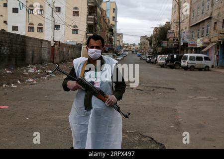 200506 -- SANAA, 6. Mai 2020 Xinhua -- Ein Soldat in Schutzkleidung wird auf einer Straße in Sanaa, Jemen, am 6. Mai 2020 gesehen. Die jemenitischen regierungsnahen Gesundheitsbehörden bestätigten am Mittwoch vier neue COVID-19-Fälle, wodurch die Gesamtzahl der registrierten Fälle in dem vom Krieg verwüsteten arabischen Land auf 25 gestiegen ist. Foto von Mohammed Mohammed/Xinhua YEMEN-SANAA-COVID-19-LOCKDOWN PUBLICATIONxNOTxINxCHN Stockfoto